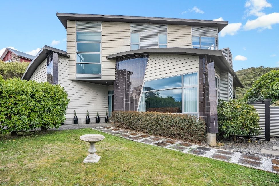 18 Meadowbank Drive, Belmont, Lower Hutt - Carousel 2