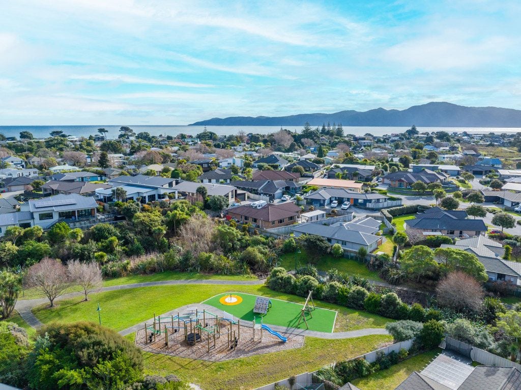 44 Simpson Crescent, Raumati Beach, Paraparaumu - Carousel 2
