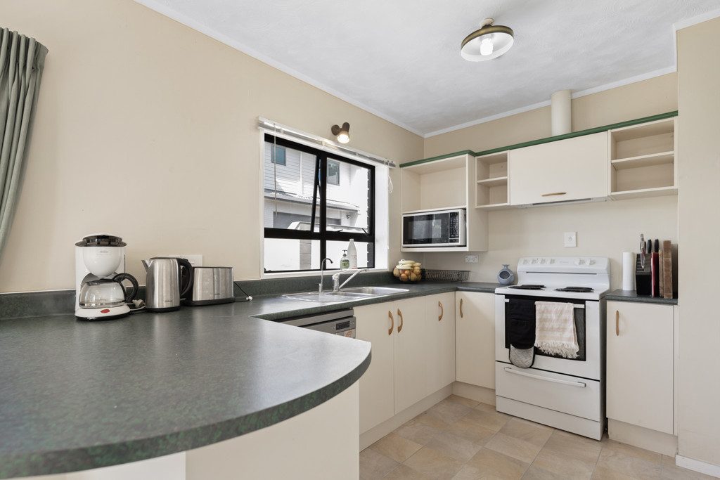 2 Sunbrae Grove, Mount Maunganui, Mount Maunganui - Carousel 2