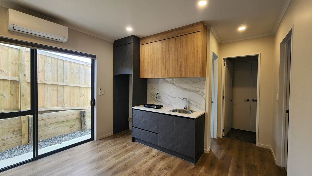 24 Ballyalton Crescent, Flat Bush, Auckland - Carousel 1