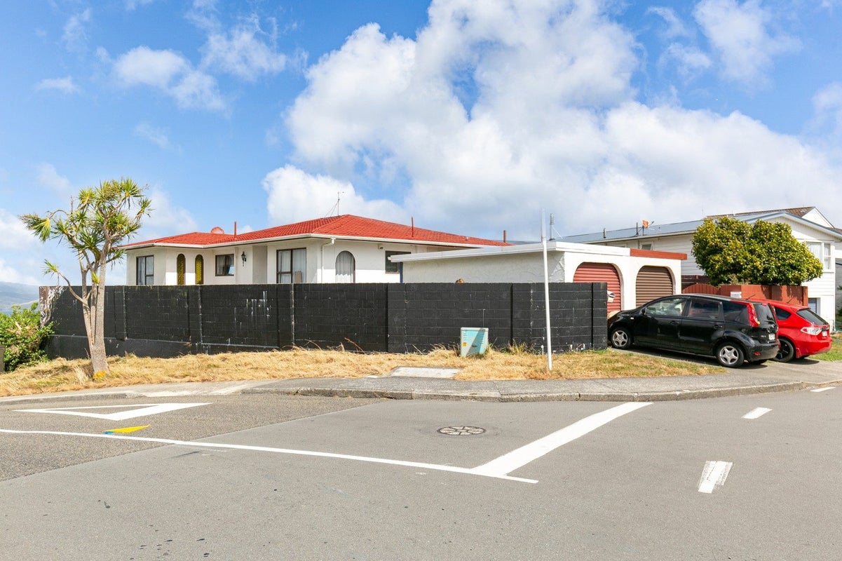 40A Somes Crescent, Newlands, Wellington - Carousel 1