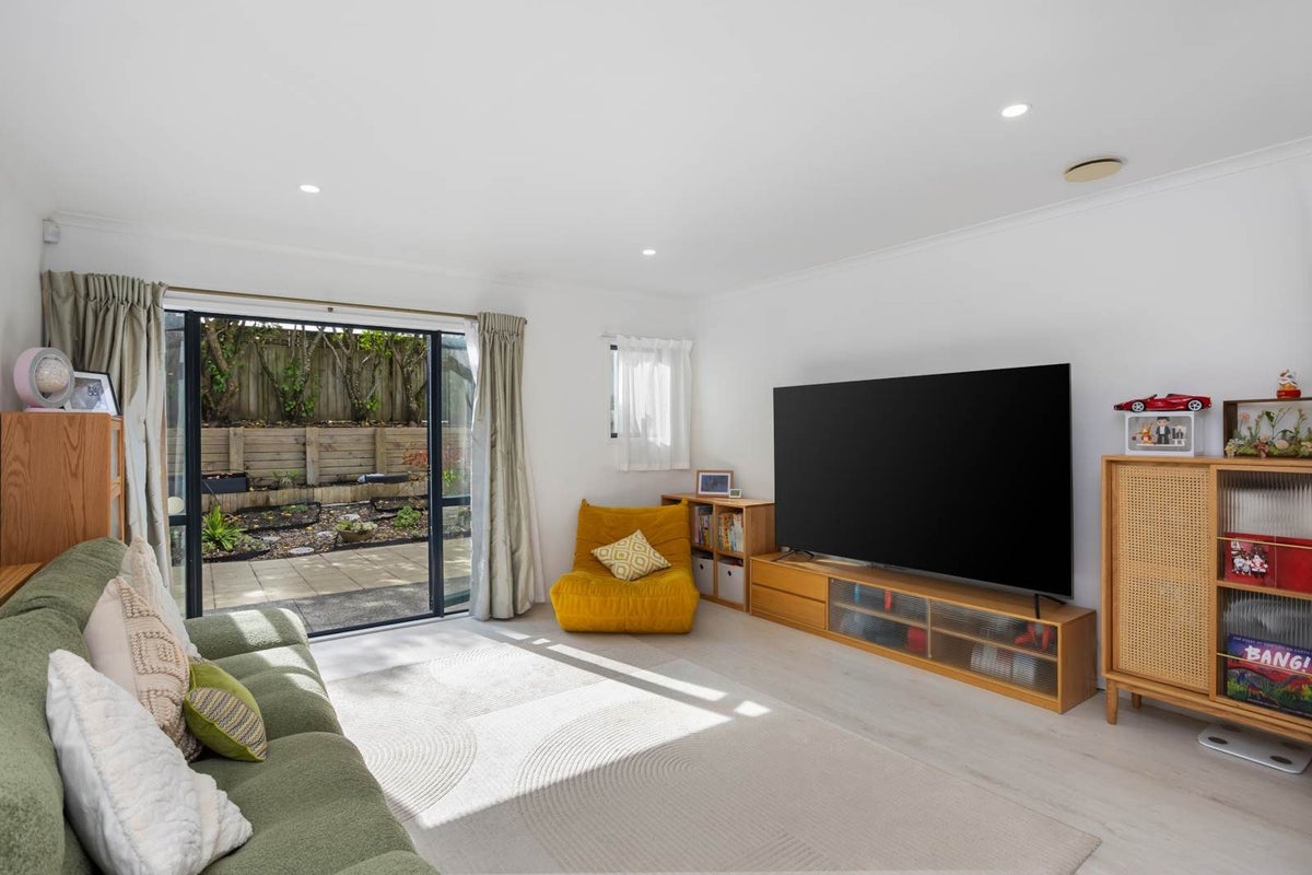 19 Candlestick Place, Oteha, Auckland - Carousel 2