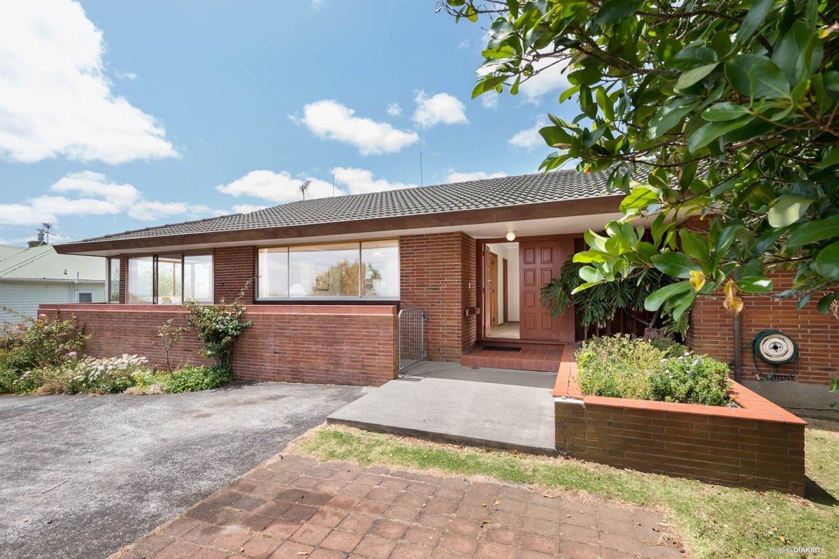 31 Mellons Bay Road, Mellons Bay, Auckland - Carousel 1