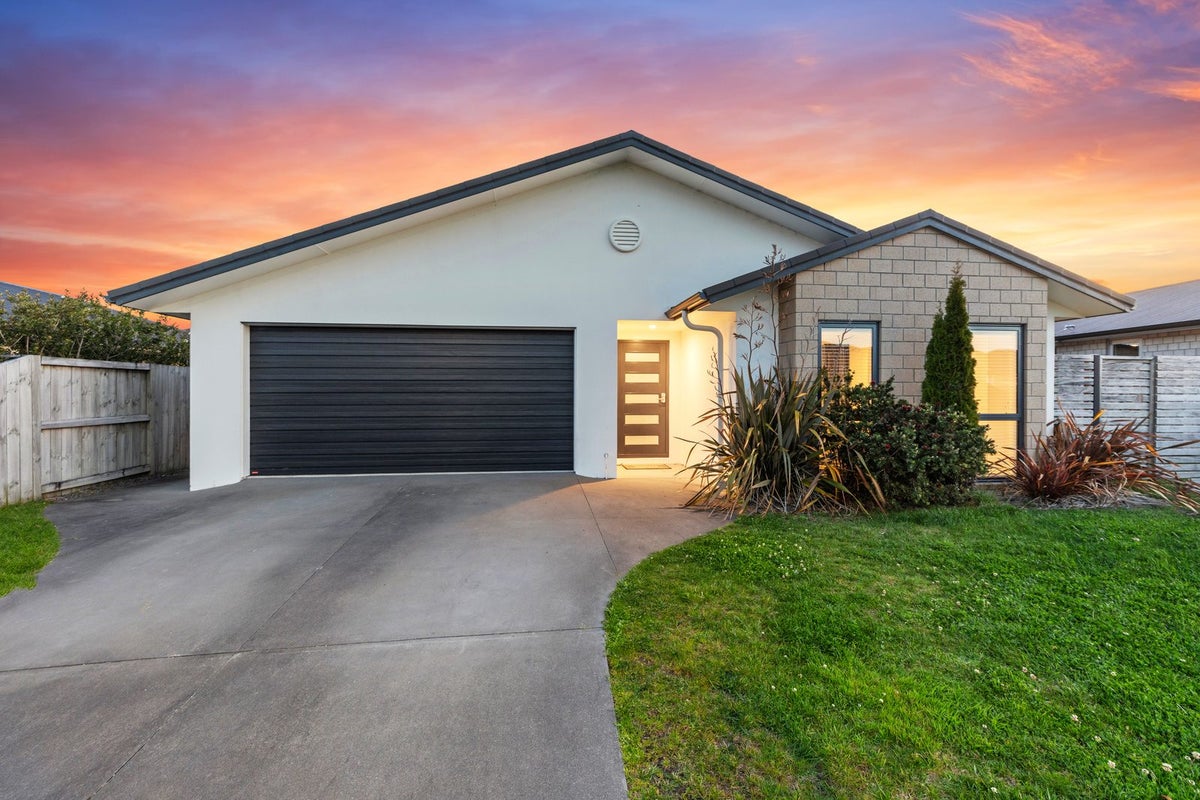 81 Puhirake Crescent, Pyes Pa, Tauranga - Carousel 1
