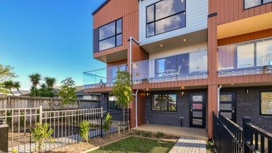 2/644 Te Atatu Road, Te Atatu Peninsula, Auckland - Carousel 1