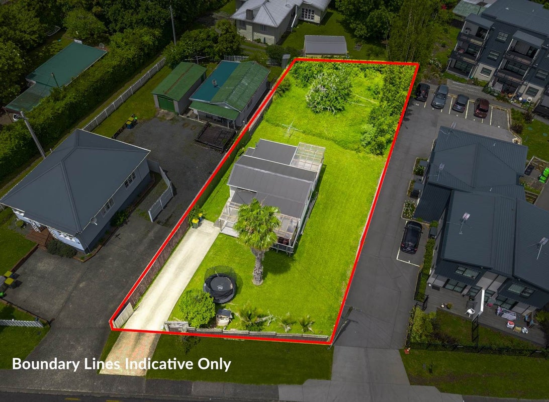 11 Awaroa Road, Sunnyvale, Auckland - Carousel 1