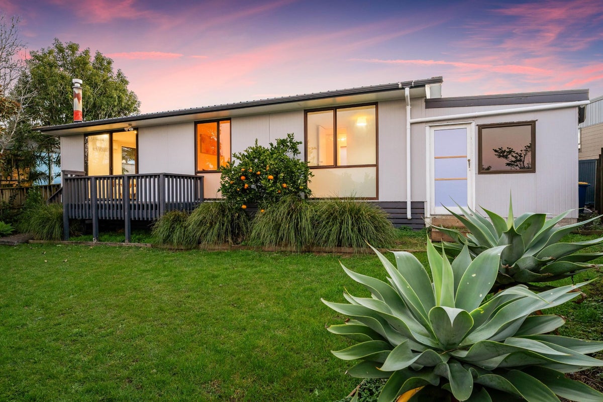 2/11 Cyril Crescent, West Harbour, Auckland - Carousel 2