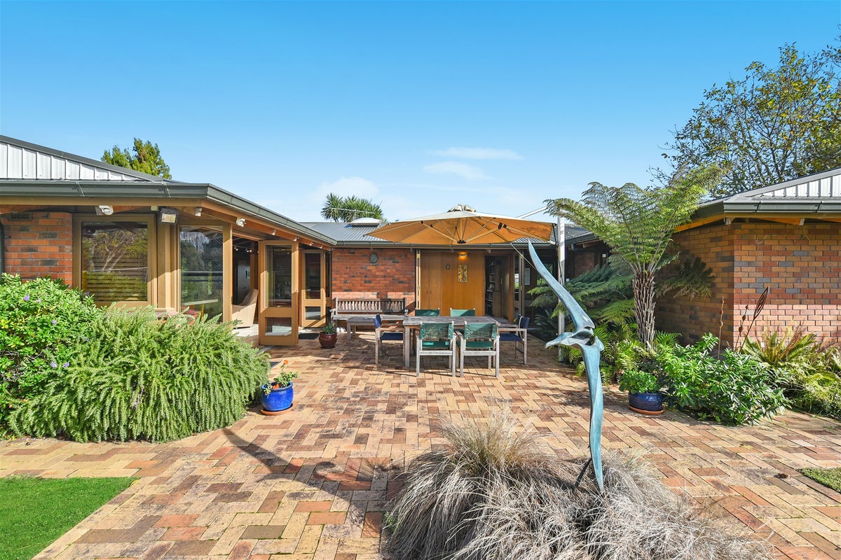 1040 River Road, Queenwood, Hamilton - Carousel 1