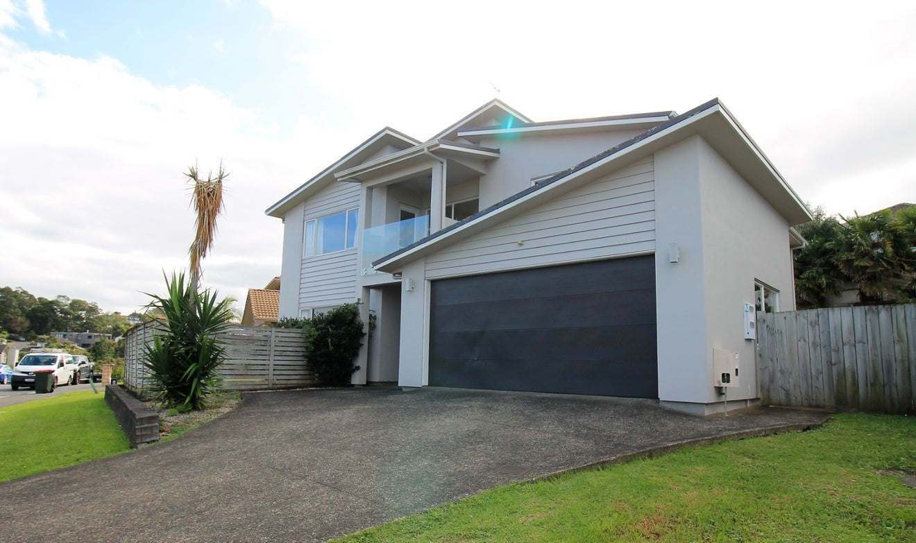 10 Catlins Place, Fairview Heights, Auckland - Carousel 1