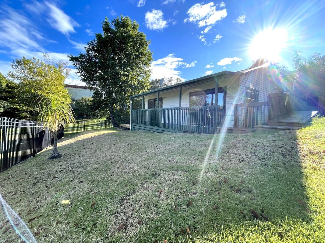 15 Dalwhinnie Parade, Highland Park, Auckland - Carousel 1