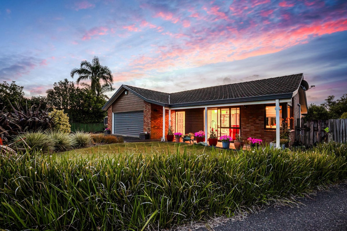 27 Glucina Avenue, West Harbour, Auckland - Carousel 1