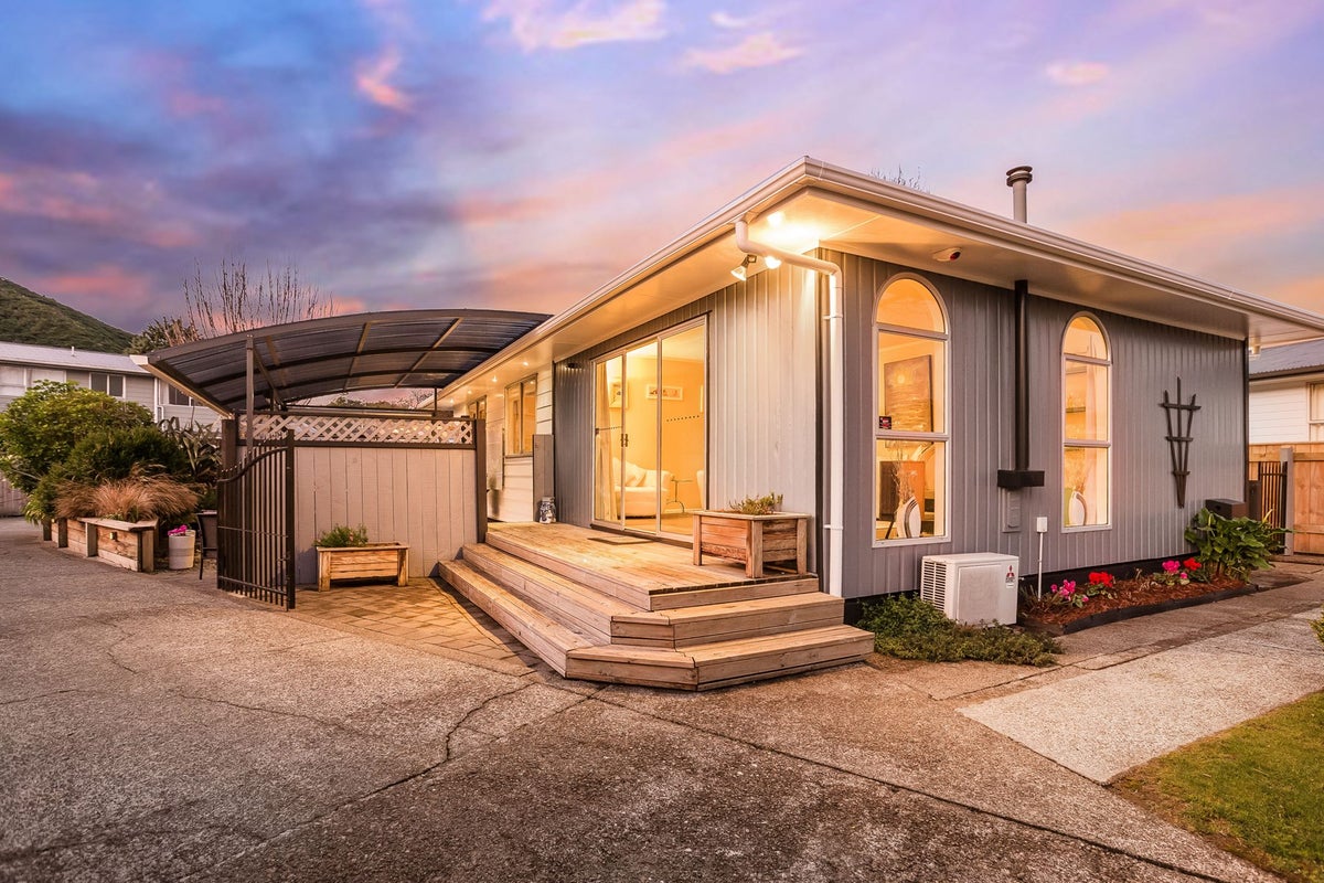 21 Harvard Grove, Totara Park, Upper Hutt - Carousel 1