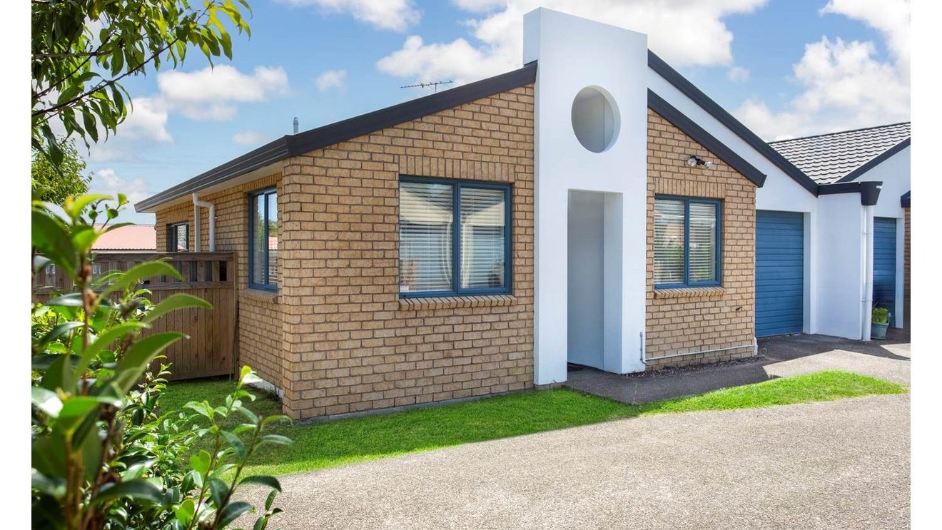 2D Reid Road, New Lynn, Auckland - Carousel 1