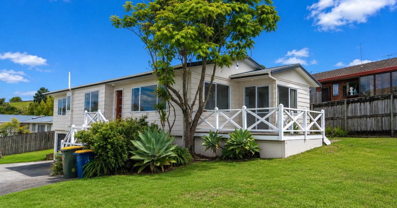 11 Worthington Place, West Harbour, Auckland - Carousel 1