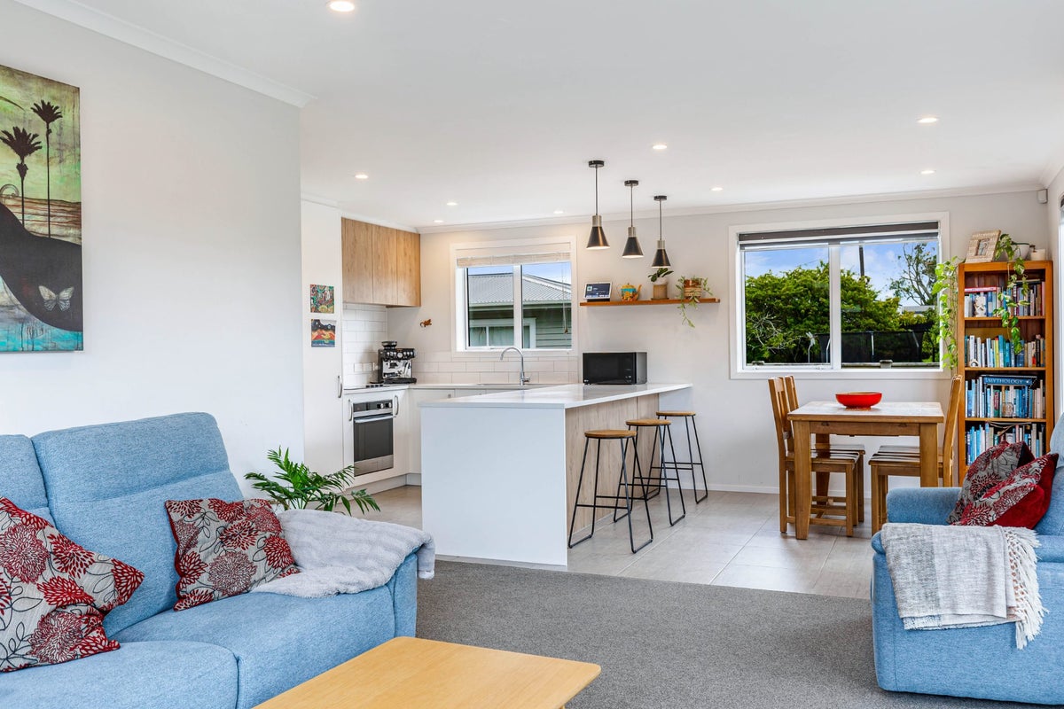 16A Gloria Avenue, Te Atatu Peninsula, Auckland - Carousel 2