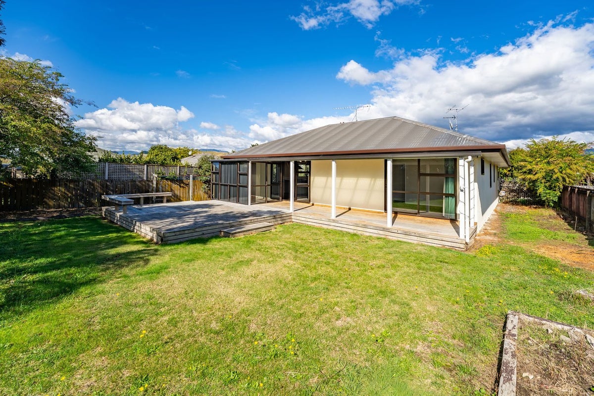 17C Martin Avenue, Wakefield - Carousel 2
