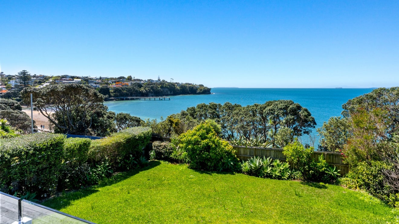 17 Bournemouth Terrace, Murrays Bay, Auckland - Carousel 1