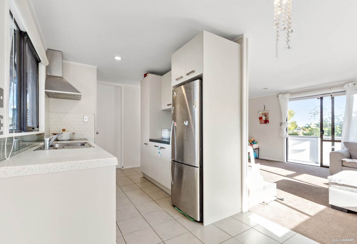 15 Kayle Glen, West Harbour, Auckland - Carousel 2