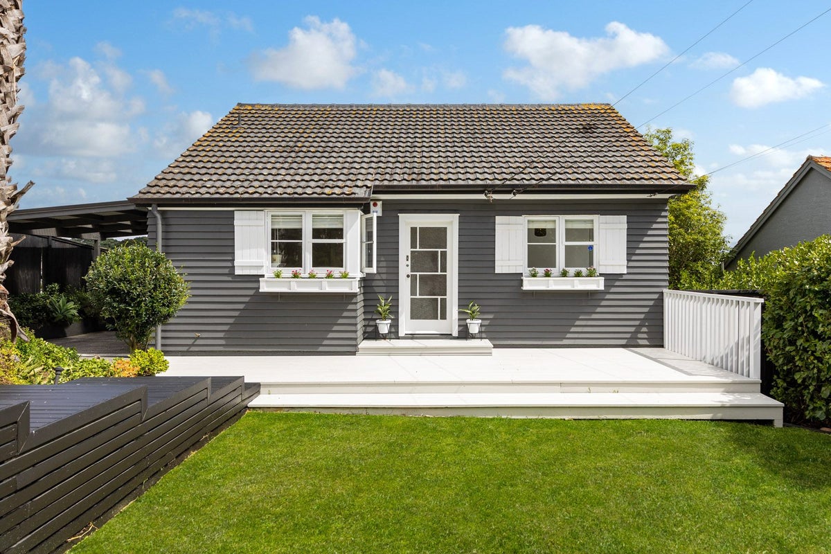 42 Parau Street, Three Kings, Auckland - Carousel 1