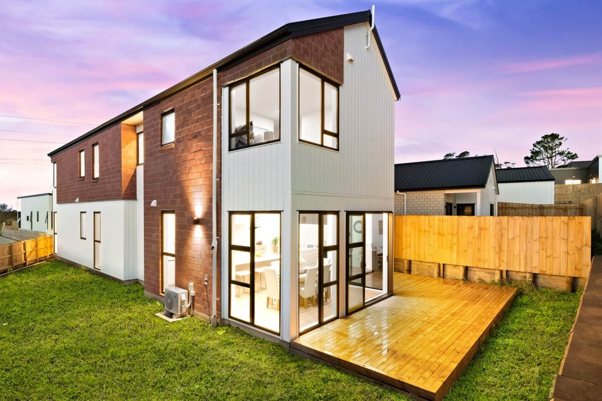 5 Taiororua Avenue, Massey, Auckland - Carousel 1