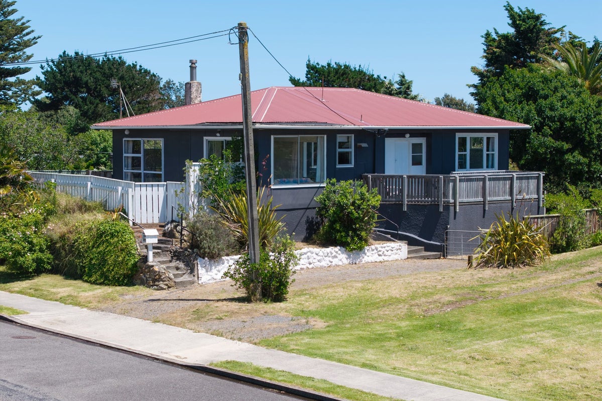 141 Kahukura Avenue, Waitarere Beach, Levin - Carousel 1