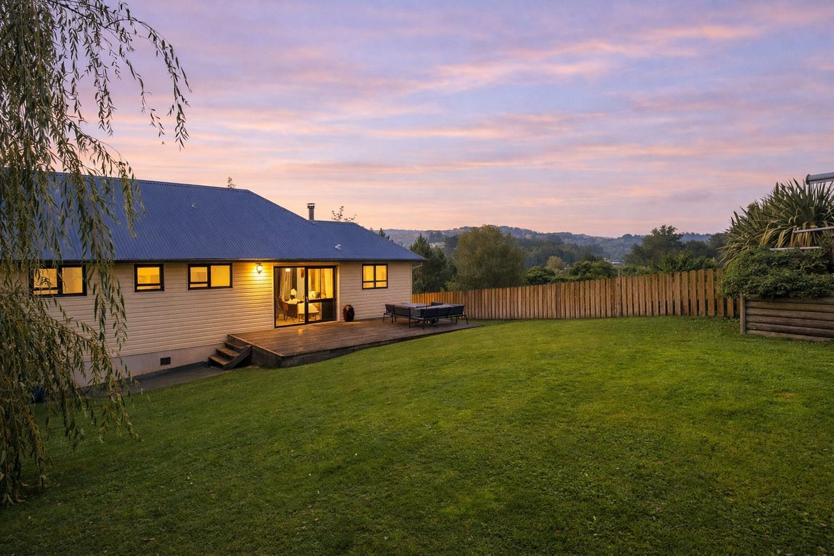 37 Burgess Street, Green Island, Dunedin - Carousel 1