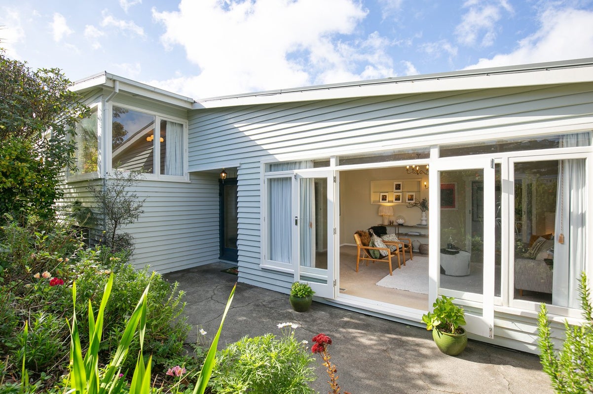 2 Waipapa Road, Hataitai, Wellington - Carousel 1