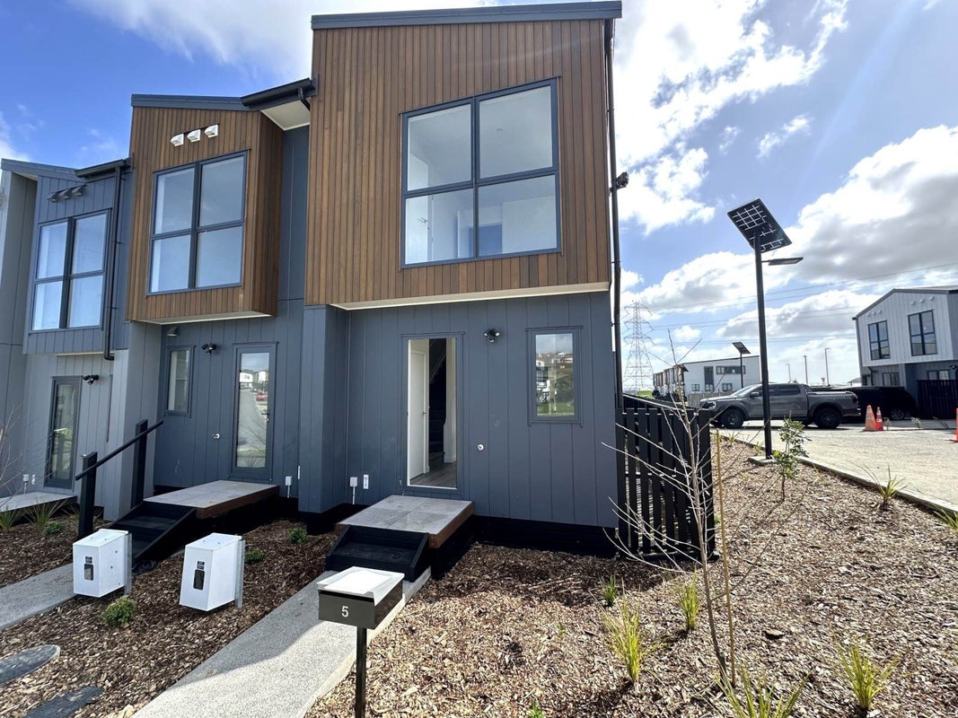 5 Pukanui Avenue, Totara Park, Auckland - Carousel 1
