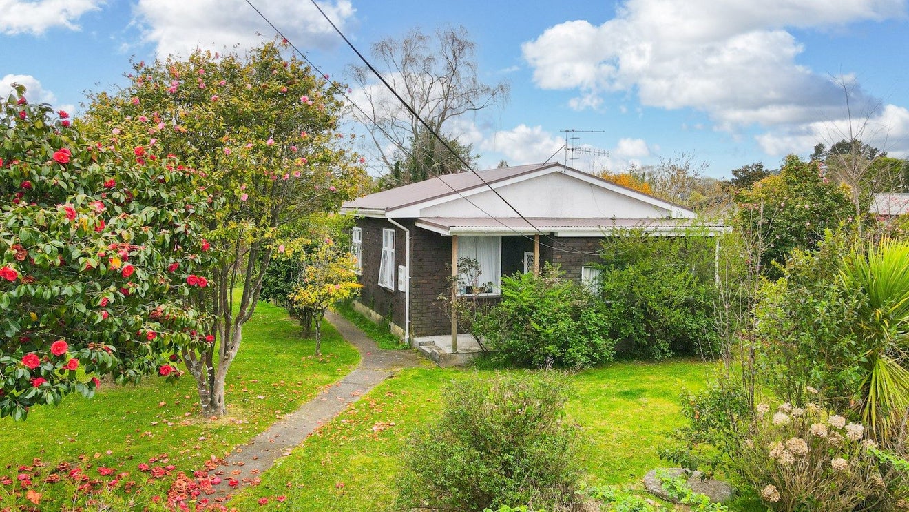 40 Kawaha Point Road, Fairy Springs, Rotorua, Bay Of Plenty - Carousel 1