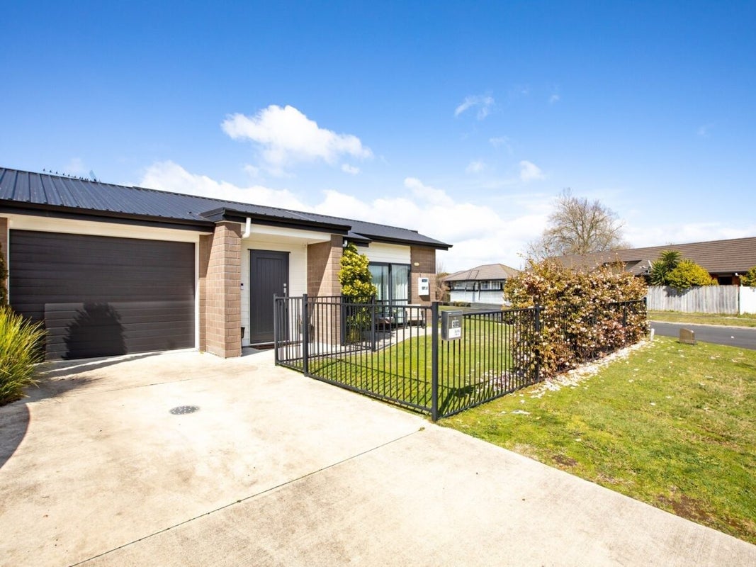 33B Saxbys Road, Glenview, Hamilton - Carousel 11