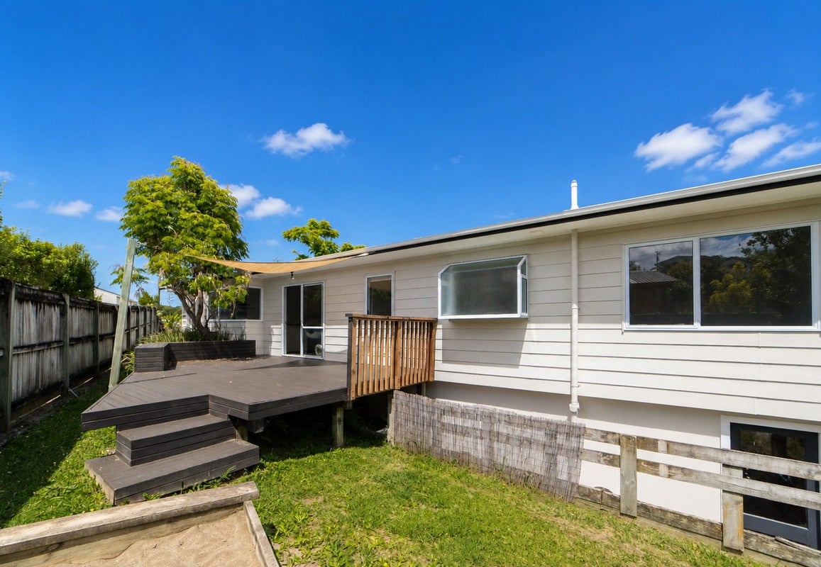 11 Worthington Place, West Harbour, Auckland - Carousel 2
