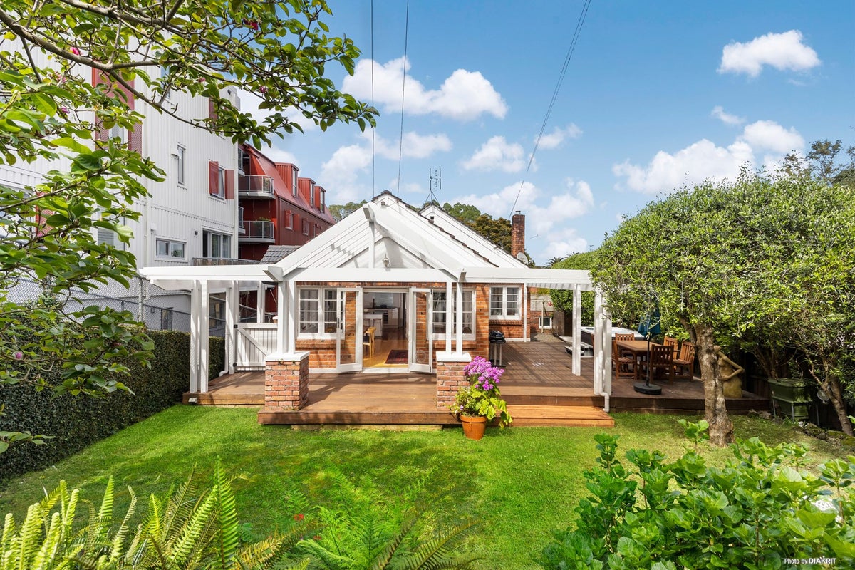 28 Aroha Avenue, Sandringham, Auckland - Carousel 21