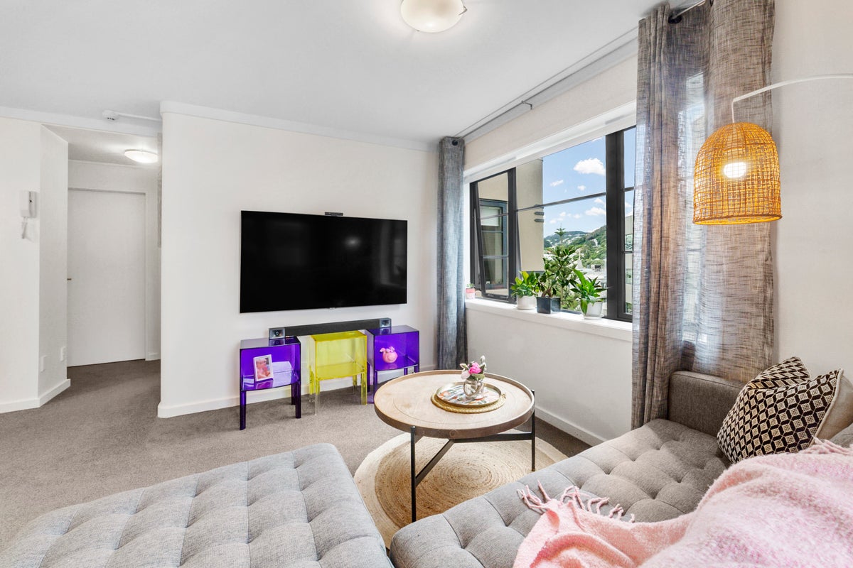 17/127 Molesworth Street, Thorndon, Wellington - Carousel 1