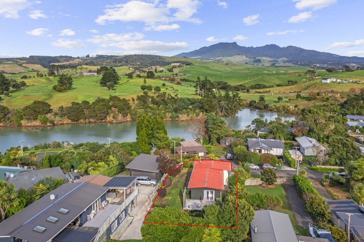 26 Smith Street, Raglan - Carousel 1