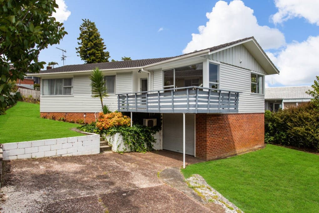 15 Cliff View Drive, Green Bay, Auckland - Carousel 1