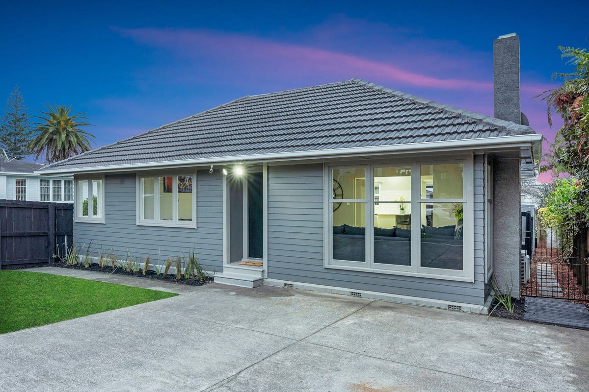 48 Kervil Avenue, Te Atatu Peninsula, Auckland - Carousel 1