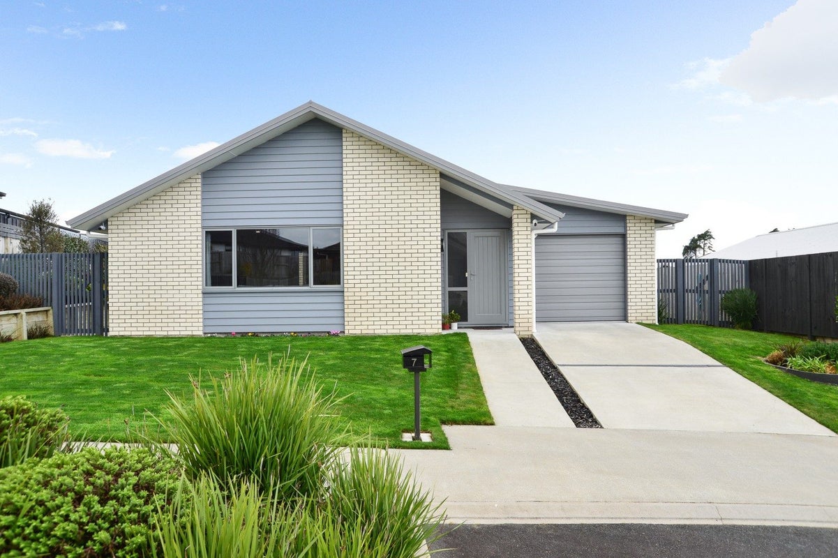 7 Whanau Avenue, Baverstock, Hamilton - Carousel 1