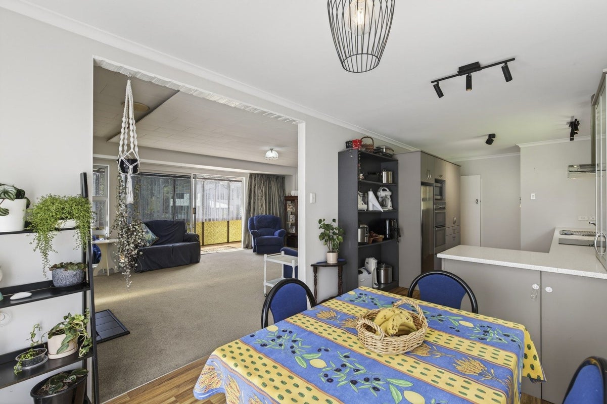 32 Beaumont Crescent, Frankleigh Park, New Plymouth - Carousel 2