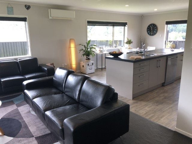 86 Sunstone Crescent, Timberlea, Upper Hutt - Carousel 2