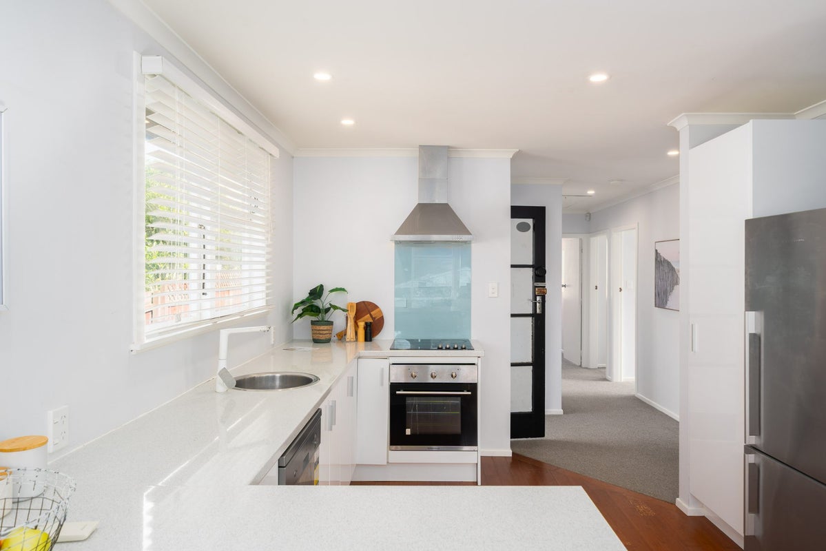 91 Rangituhi Crescent, Takapuwahia, Porirua - Carousel 2
