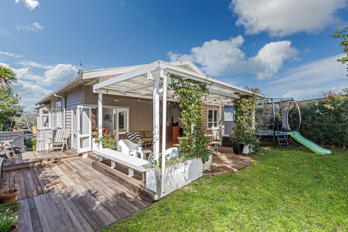 1/24 Ngataringa Road, Devonport, Auckland - Carousel 2