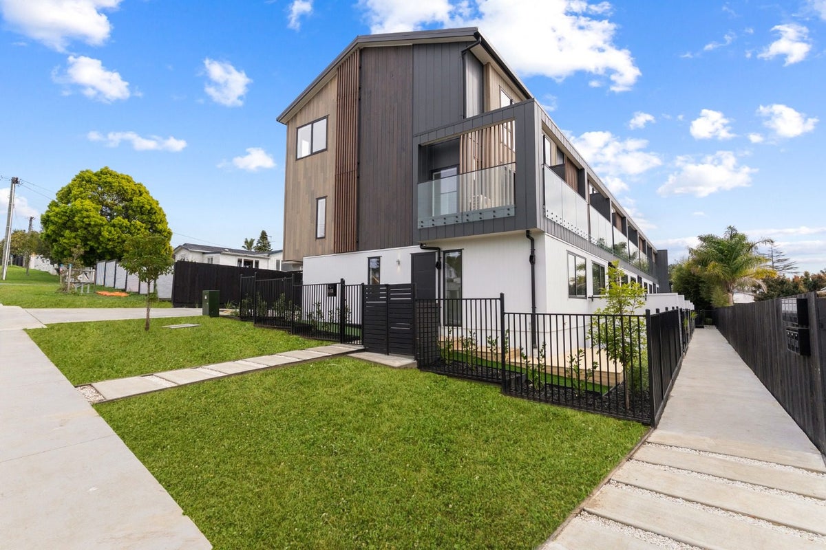 1/10 Fairclough Road, Beach Haven, Auckland - Carousel 1