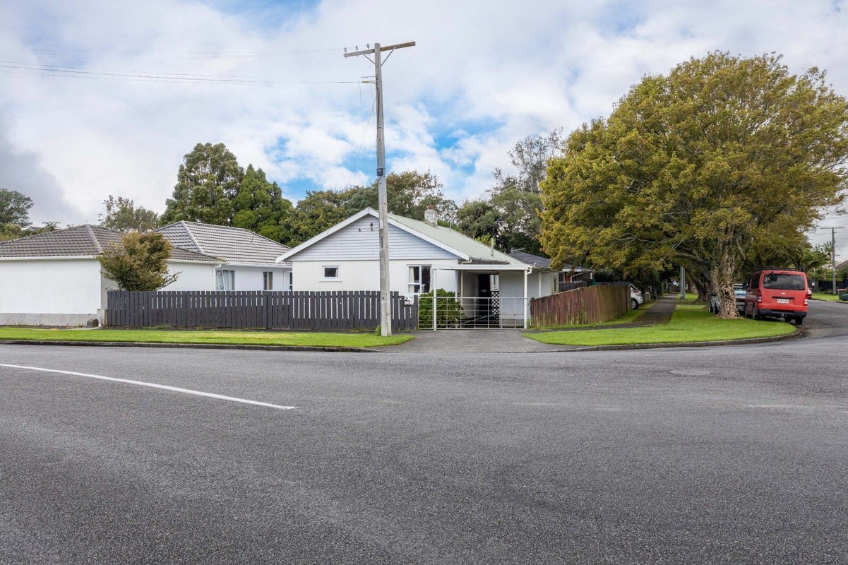 129 Govett Avenue, Frankleigh Park, New Plymouth - Carousel 1