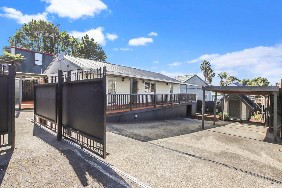 12A Owairaka Avenue, Mount Albert, Auckland - Carousel 1