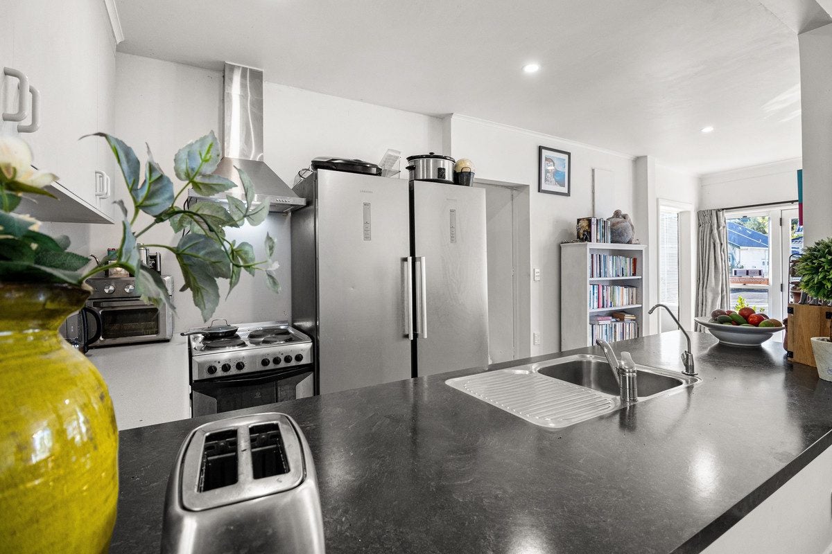 28 Carrington Street, New Plymouth, New Plymouth - Carousel 2