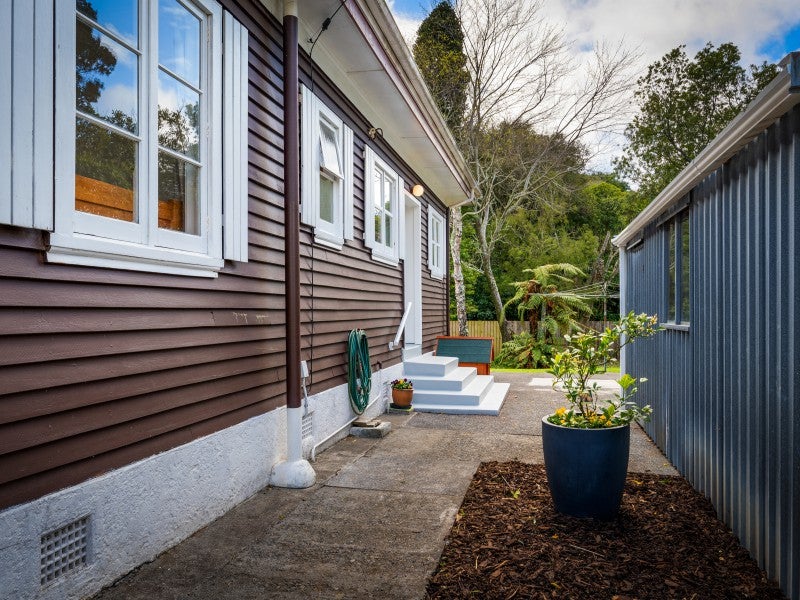 52 The Drive, Tawa, Wellington - Carousel 2