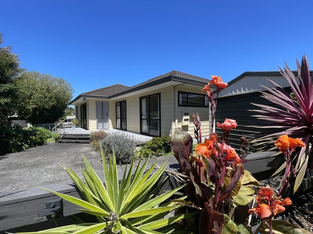 111B Rosario Crescent, Red Beach, Whangaparaoa - Carousel 1
