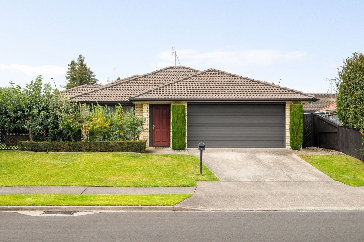 8 Parkside Drive, Huntington, Hamilton - Carousel 1
