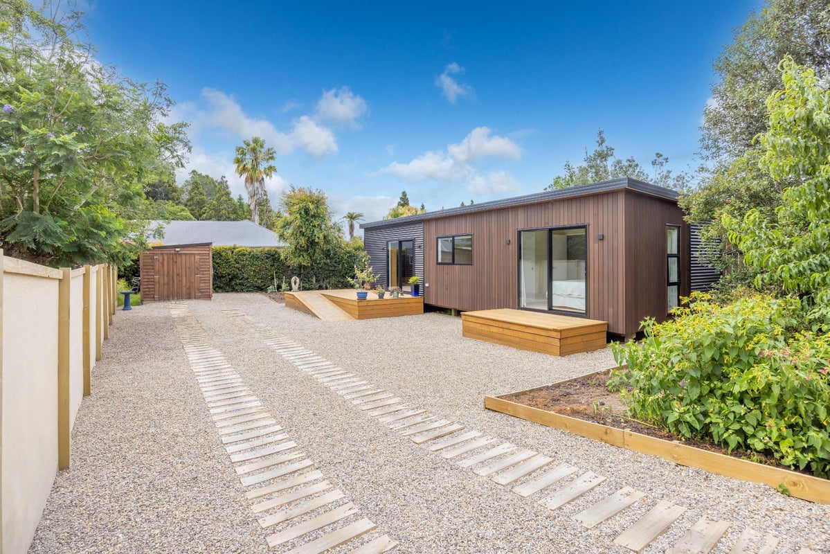 28 Kiwi Avenue, Forest Lake, Hamilton - Carousel 1
