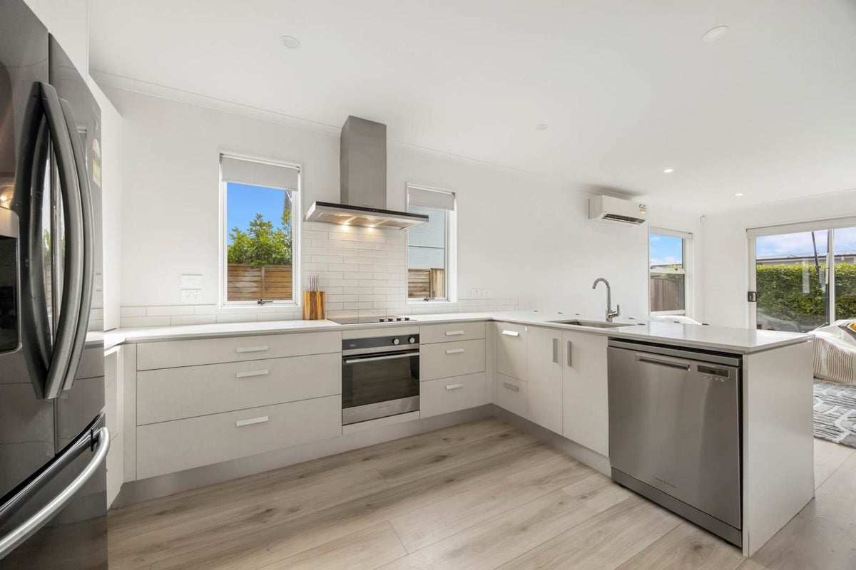 48 Vincent McGrath Crescent, Swanson, Auckland - Carousel 2
